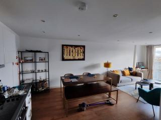 Spacious & Serene Stay in London - 2