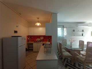 Flat with garden near sea, port and airport - Artemida - 3