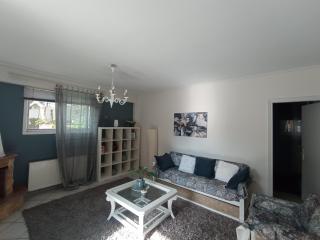 Flat with garden near sea, port and airport - Artemida - 4