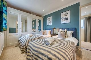 Pheasant House by Timeless Stays - Spacious Comfort with a Twist , 5 Bedrooms, Foosball Table, Garden Oasis, and Everything You Need for Work and Rest - 7