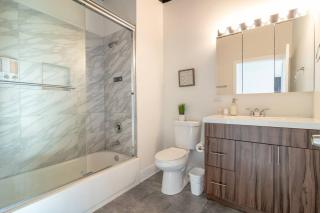 McCormick Place city with view 2br-2ba with Optional parking that sleeps up to 8 - Chicago - 3