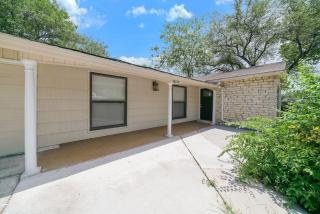 Spacious Pool Game Room Home Central SA - 6