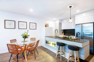 5 Star Beachfront Sky Home in Prime Location - Gold Coast - 9