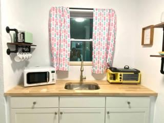 Pineapple Shores Retro Inn 3 - 8