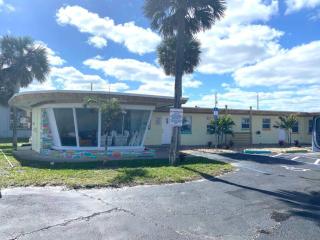 Pineapple Shores Retro Motel 9 - Daytona Beach - 5