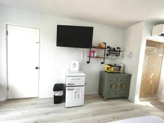 Pineapple Shores Retro Inn 6 - 2