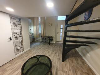 Madam with AC and the central location - 1