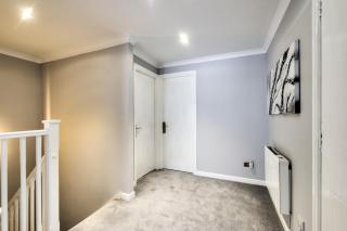 Spacious 4BR City Centre Apartment w/ Free Parking - 3
