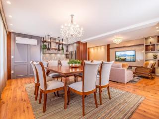 Flores da Montanha 102B - Apto LUXO na Av Borges de Medeiros - 600m da Rua Coberta Gramado - 0