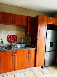 A Cozy Secure 2-Bed Apartment with a lovely garden - Gaborone - 5