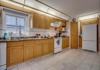 Big family home w/ Deck, Ping Pong, BBQ & Garage - 4