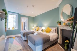The Yellow Door by Shortstays - 1