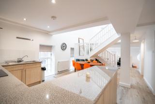 Amazing Victorian Triplex - City Centre - Free Parking - Sleeps 10 - 8