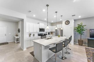5 Bedrooms 45 Bathrooms Solterra 7436 Ol - 1
