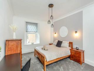 LANGLEY LODGE 7 Double Bedrooms with SMART TVs, 6 Bathrooms, Fully Equipped Kitchen, Ample PARKING, Wifi, dishwasher, Garden, GREAT CENTRAL LOCATION Ideal for BUSINESS and TRADES TEAMS For Long Stays contact Langley Cottages & Serviced Apartments - 8
