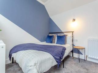 LANGLEY LODGE 7 Double Bedrooms with SMART TVs, 6 Bathrooms, Fully Equipped Kitchen, Ample PARKING, Wifi, dishwasher, Garden, GREAT CENTRAL LOCATION Ideal for BUSINESS and TRADES TEAMS For Long Stays contact Langley Cottages & Serviced Apartments VAT reg - Wick - 7