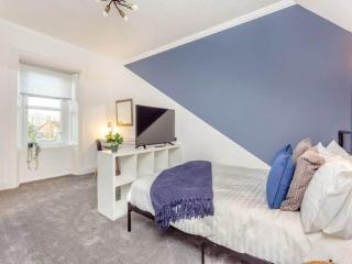 LANGLEY LODGE 7 Double Bedrooms with SMART TVs, 6 Bathrooms, Fully Equipped Kitchen, Ample PARKING, Wifi, dishwasher, Garden, GREAT CENTRAL LOCATION Ideal for BUSINESS and TRADES TEAMS For Long Stays contact Langley Cottages & Serviced Apartments VAT reg - Wick - 6