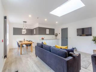LANGLEY LODGE 7 Double Bedrooms with SMART TVs, 6 Bathrooms, Fully Equipped Kitchen, Ample PARKING, Wifi, dishwasher, Garden, GREAT CENTRAL LOCATION Ideal for BUSINESS and TRADES TEAMS For Long Stays contact Langley Cottages & Serviced Apartments VAT reg - 4