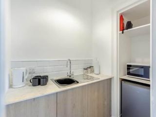 LANGLEY LODGE 7 Double Bedrooms with SMART TVs, 6 Bathrooms, Fully Equipped Kitchen, Ample PARKING, Wifi, dishwasher, Garden, GREAT CENTRAL LOCATION Ideal for BUSINESS and TRADES TEAMS For Long Stays contact Langley Cottages & Serviced Apartments VAT reg - Wick - 3