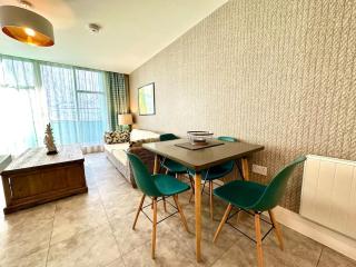 Stunning 2 bedroom Apartment inc Free Parking - 1 Minute walk to Poole Quay - Great Location - Free Parking - Fast WiFi - Smart TV - Newly decorated - sleeps up to 4 - Close to Poole & Bournemouth & Sandbanks - 9
