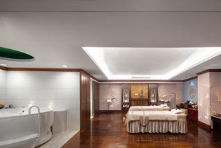 Crowne Plaza Hotel & Suites Landmark Shenzhen by IHG - Nearby Luohu Border, Indoor heated swimming pool, Complimentary Welcome Drink - Shenzhen - 1