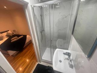 Good priced Single Bed Room In Windsor - 6