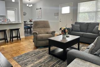 Main Attraction is a Renovated 3 BR Pet Friendly Home with Fenced Yard just Minutes Away From Busch Gardens & USF - Tampa - 8