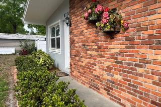 Main Attraction is a Renovated 3 BR Pet Friendly Home with Fenced Yard just Minutes Away From Busch Gardens & USF - Tampa - 7