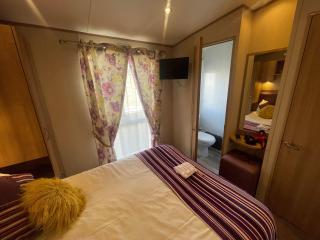 Lakeside Retreat 1 with hot tub, private fishing peg situated at Tattershall Lakes Country Park - 4