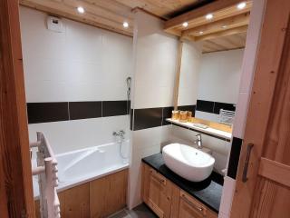 Confortable T4, terrasse, parking et Wi-Fi, au centre et proche pistes - FR-1-598-129 - 3