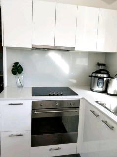 Stylish Master Suite + Private Bathroom + TV FREE Parking Pet Friendly - Glenfield - 1