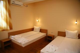 Hotel Queen - 1