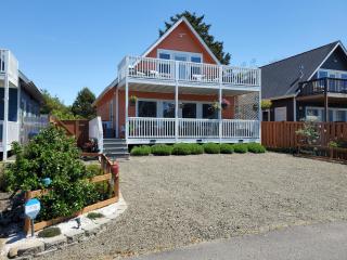 Sunkissed - 90 Seconds to Beach, Firepit, Privacy Fenced Yard, Gardens - 9