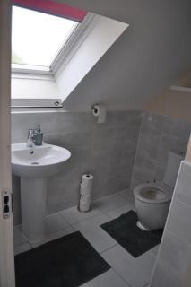 Beaney View House - Comfortable Spacious 4 Bedrooms En-suites House with Free Wifi and Parkings Located at quiet neighbourhood and easy access to town centre - 8