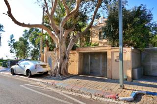 Luxury villa with a heated pool, Jakuzi and a sea view 70m from the beach - Herzelia - 0
