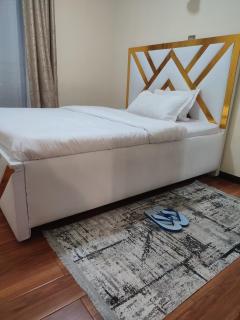 Kilimani superb one and half bedroom near YAYA CENTRE with NETFLIX - 2