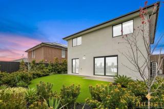 Brand New Modern 4 Bedroom Luxury Retreat - 9