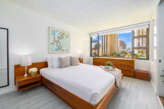Steps to Waikiki Beach, Stylish 1BR with Parking! - Honolulu - 0