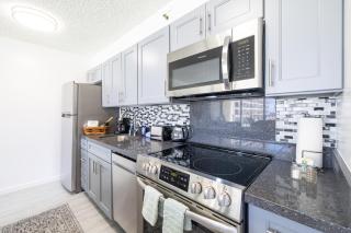 Steps to Waikiki Beach, Stylish 1BR with Parking! - Honolulu - 7