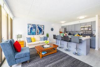 Steps to Waikiki Beach, Stylish 1BR with Parking! - Honolulu - 9
