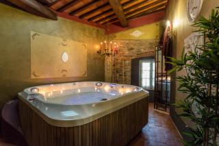 La Dimora dei Conti, Indulge in a Country Farmhouse Apartment with Jacuzzi Facing the Town! - Capannori - 1