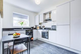 Stylish Two Bedroom Apartment With Free Parking! - Romford - 7
