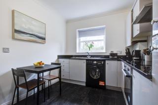 Stylish Two Bedroom Apartment With Free Parking! - Romford - 4