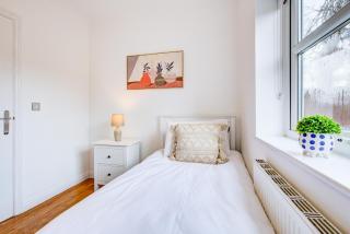 Stylish Two Bedroom Apartment With Free Parking! - Romford - 3
