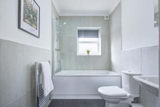 Stylish Two Bedroom Apartment With Free Parking! - Romford - 2