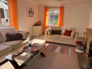 Charming 4-Bed House in Cheltenham Free Parking - 8