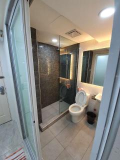 Burgundy McKinley Place Service Apartment - Manila - 9
