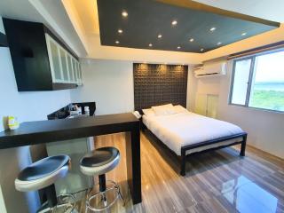 Burgundy McKinley Place Service Apartment - Manila - 3