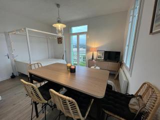 Studio lumineux sur balcon avec vue mer et plage - 9