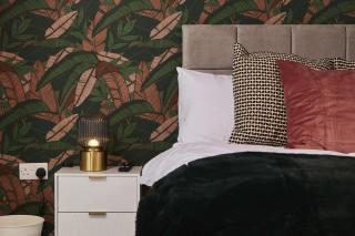 Spacious 4BDR House By Homebird Property Management Short Lets & Serviced Accommodation Leeds With Private Parking & Garden - 9